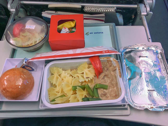 On my second flight, I opted for a beef stroganoff pasta. It may not look pretty, but it was very tasty. Who doesn’t like cream sauce on pasta?