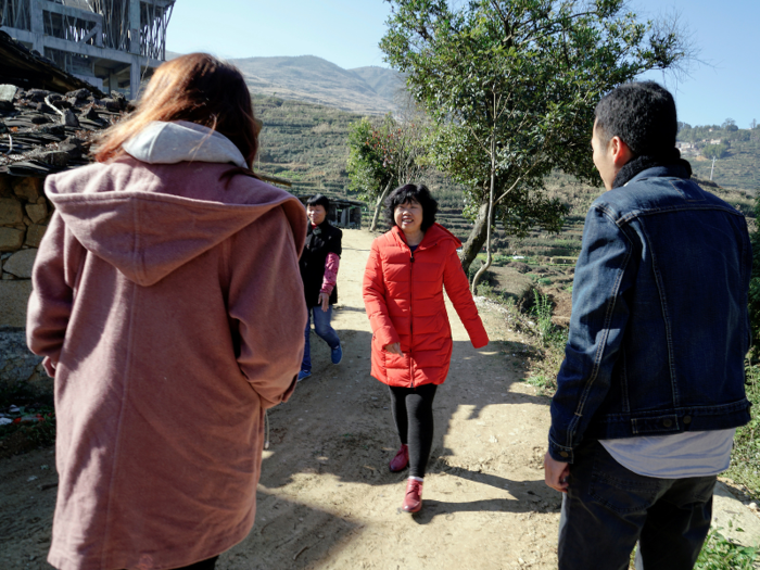 The next day, the fake couple finally drove out to Anxi County to meet Quanming