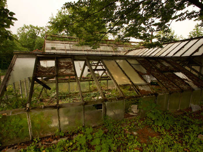 Most of the buildings and greenhouses that were built before the 1907 exhibition are falling apart.