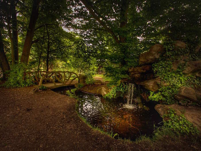 In the northern part of the park, a small artificial pond flows through an artificial stream.