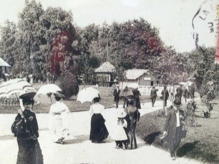 From May to October 1907, the French Society of Colonization hosted a massive exhibition of the flora, fauna, and people at the zoo. More than 1 million European visitors attended.