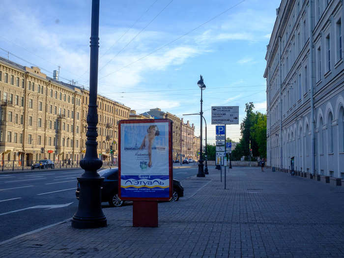 This photo was taken around 7: 30 a.m.. The light is so vexing for the human body that the soccer teams that had to train near St. Petersburg for the World Cup had special curtains installed in their hotels and were required to close them a few hours before bed. If you don’t shut out the light, you won’t feel tired.