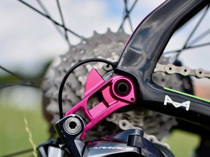 The pink derailleur hanger adds a pop of color.