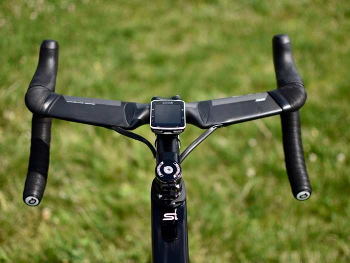 The cockpit is fairly aero with the Vision Metron handlebar.