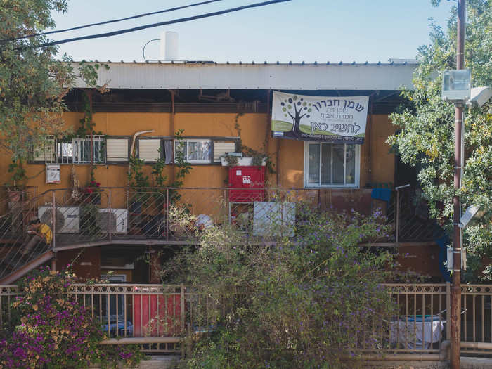 Many of the settlers in Tel Rumeida live in trailer homes. The last permanent settler building built in Hebron was in 2002, after Rabbi Shlomo Ra