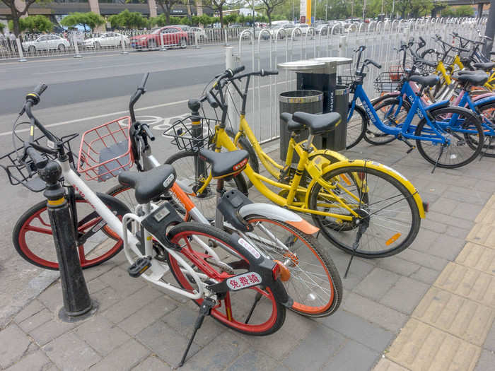 A few days after my Ofo ride I decided to give Mobike a try. In Beijing, as many cities, you can find bikes from most major bike-share companies on every corner.