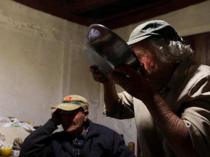 Although they own a house in nearby Villafranca, they only leave La Estrella to visit Vicente, their son. Vicente was the last child to live in La Estrella.