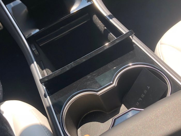 Between the seats, you have a pair of cupholders and two compartments, one of which allows you to perch a smartphone at the perfect angle and also charge/connect via USB.