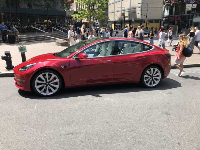 For the record, the Model 3 Performance sits slightly lower than other Model 3s, for enhanced stability. This taut fastback generates an effortless impression of potential speed.