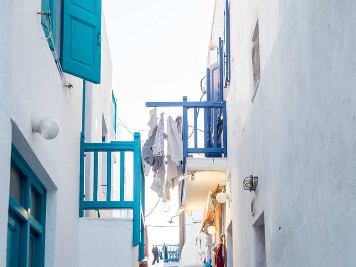 In general, the cobblestone alleyways of the town are packed from sunset until late into the night, as everyone descends to have dinner or do some shopping.