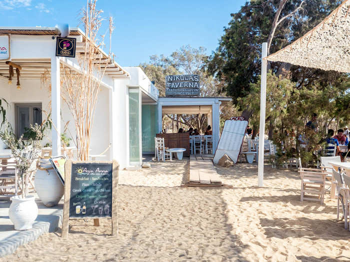 A little further down is Agia Anna Beach, which gets its name from the St. Anna chapel nearby.