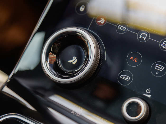 The Velar is also equipped with a pair of multi-function rotary dials with a five-inch TFT display located in between the dials. There are also displays located inside each dial.