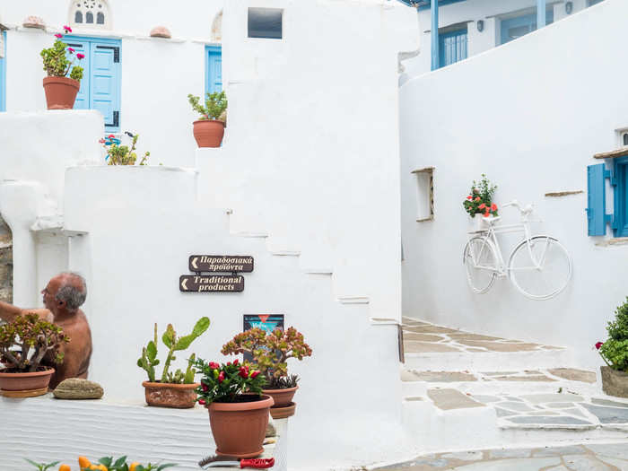 The town itself looks like a Cycladic postcard. Quiet and quaint, the town features numerous shops where townspeople sell handicrafts like pottery, painted rocks, tablecloths, local honey, and baskets.