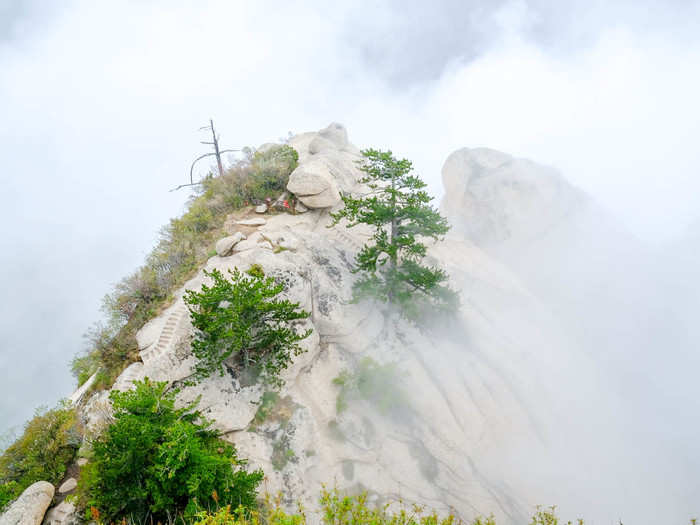 There was no chance I was going to make it to the Plank Walk and then back to the cable car in time. The developers told me that I should go with them to Yaozi Fanshen or Somersault Cliff, Mount Hua