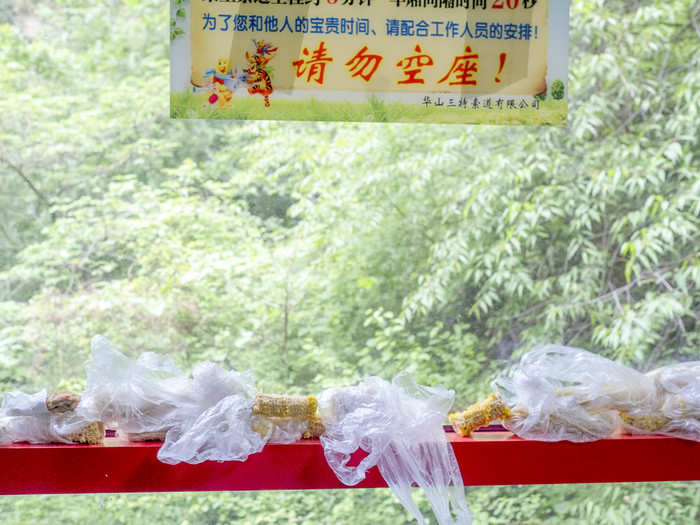 Ah, yes. Fully noshed corn cobs. This was just before I made it onto the cable car. It was 3 p.m. For those keeping count, that was 3.5 hours on the cable car line.