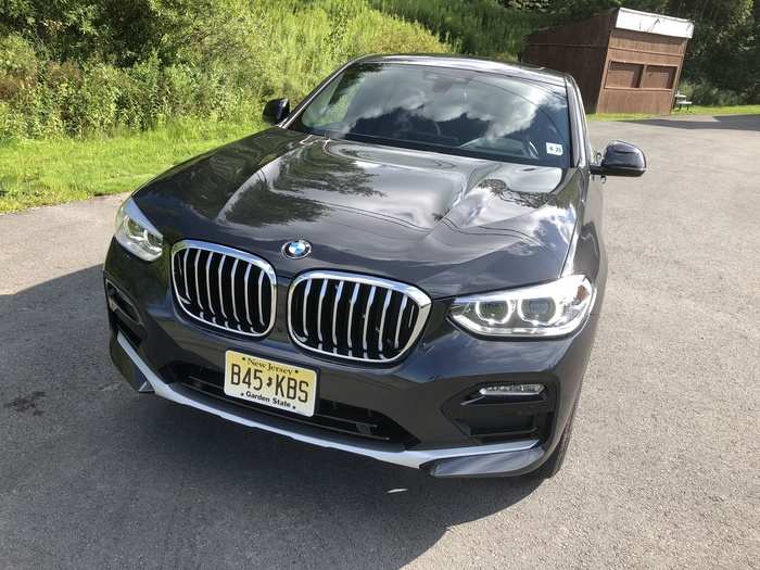 The signature BMW kidney grille dominates the front fascia.