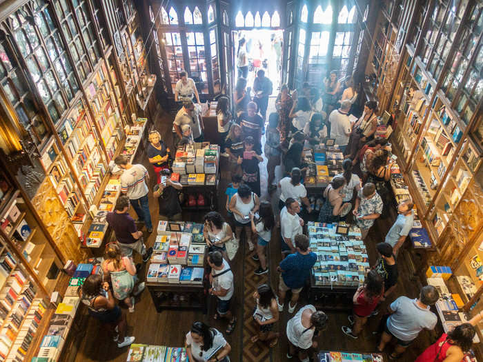 Most of the pictures I have seen on the internet of the bookstore show it as a vast open space. This a photographic trick from a wide-angle lens. It is actually pretty narrow, as one would expect of the time period.