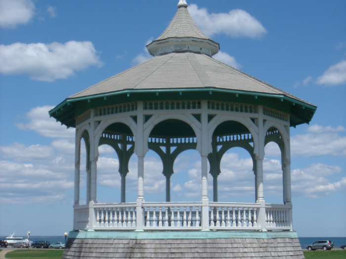 Oak Bluffs also features Ocean Park and its historic bandstand, which was built in the 1880s. Today, the park is the site of the town