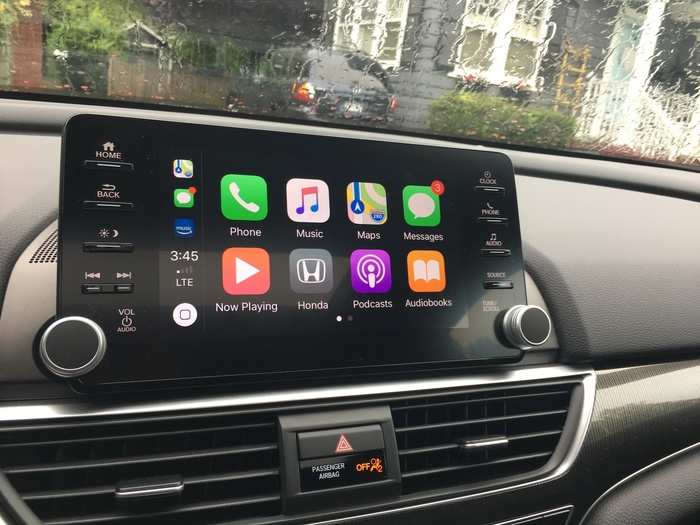 4.The Accord boasts full Apple CarPlay and Android Auto integration.