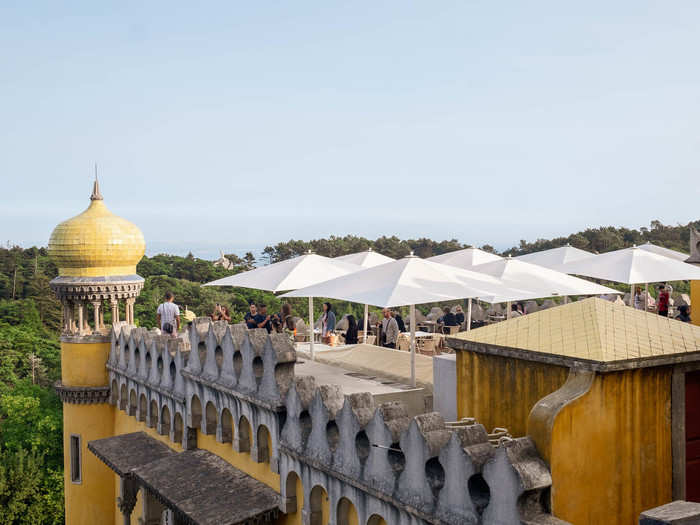 Outside the kitchen is a cafe with some tables, which have a spectacular view of the Sintra Mountains. It