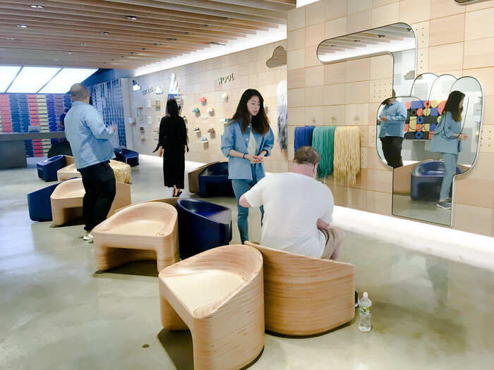 The company behind the world s most comfortable shoe is planning on opening stores across America. Here s what it s like to shop at one. Business Insider India