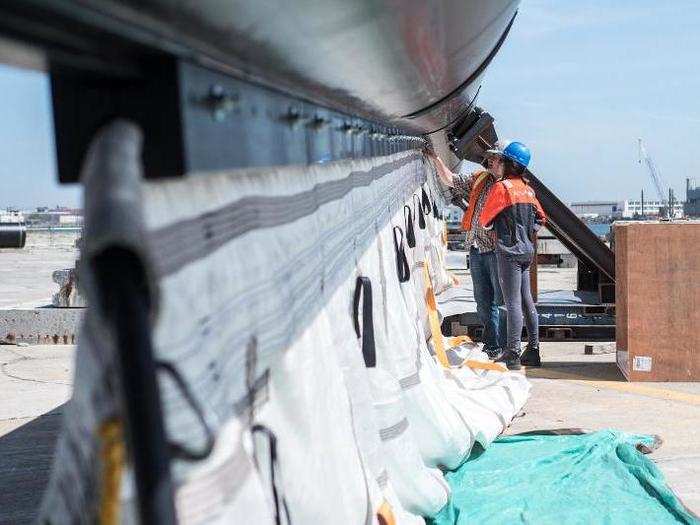 Below the floating part of the array, an impenetrable 10-foot skirt is supposed to help gather floating debris.