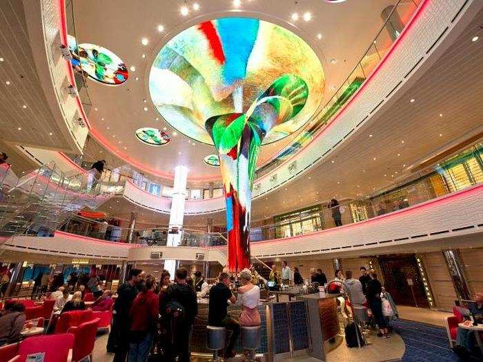 Inside the ship, on Deck 3, we find the Horizon Atrium bar and lobby.