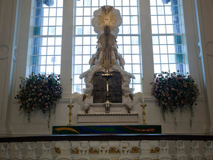 The altar, which dates to 1787, depicts Mount Sinai in clouds and lightning.