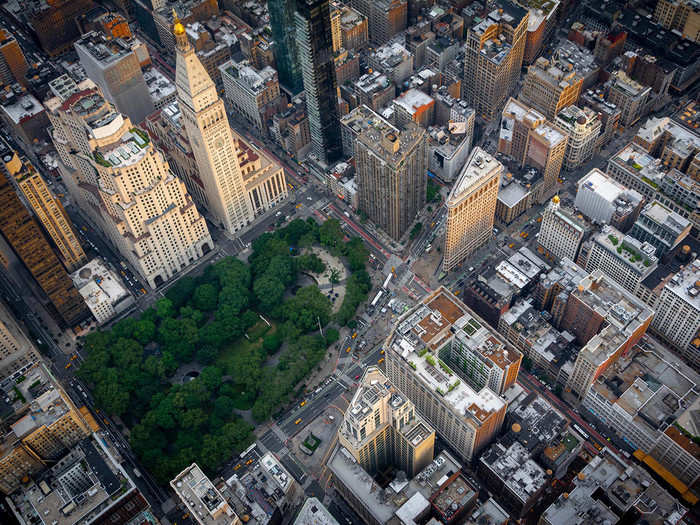 In reality, Madison Square Park is larger and more detailed. Where the chairs are in-game is where a fountain usually sits. Where the sculpture is, you