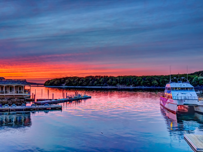 Near the hotel, guests can board boats that will take them out for whale-watching, lobster fishing, and romantic sunset cruises.