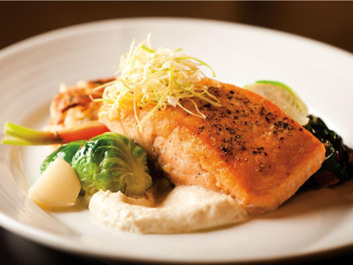 It serves an array of dishes including seafood chowder, Irish stew, whiskey- and maple-glazed Scottish salmon.