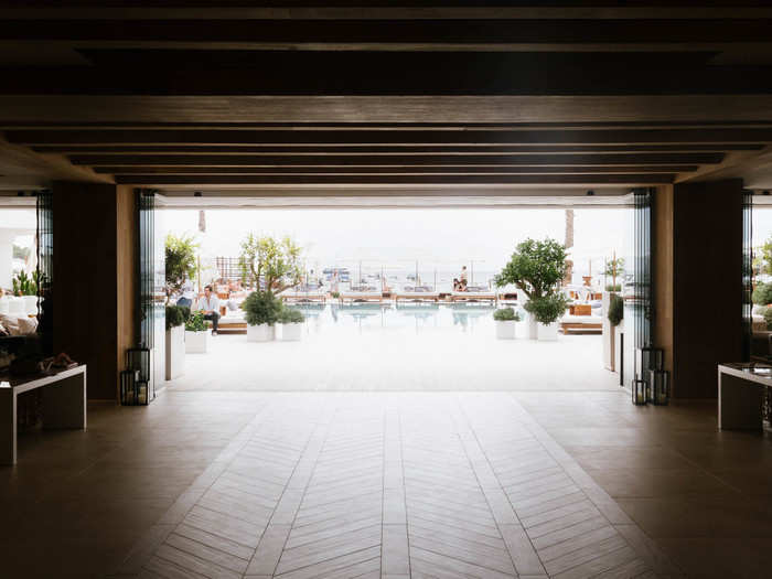 When you enter the hotel, the initial impression is one of openness. The lobby opens directly onto the pool deck and the sea, which draws a refreshing breeze.