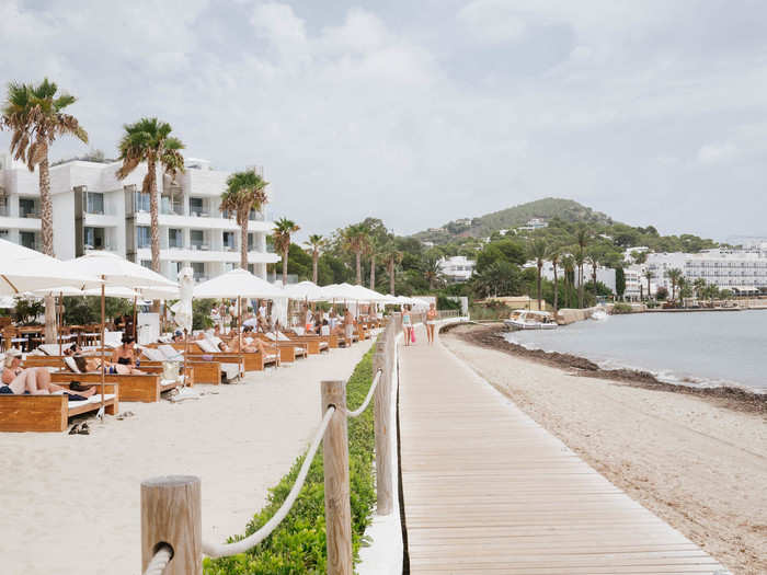 The beach in front of the hotel leaves a lot to be desired. On the day I was there, the beach — which is public, so not Nobu