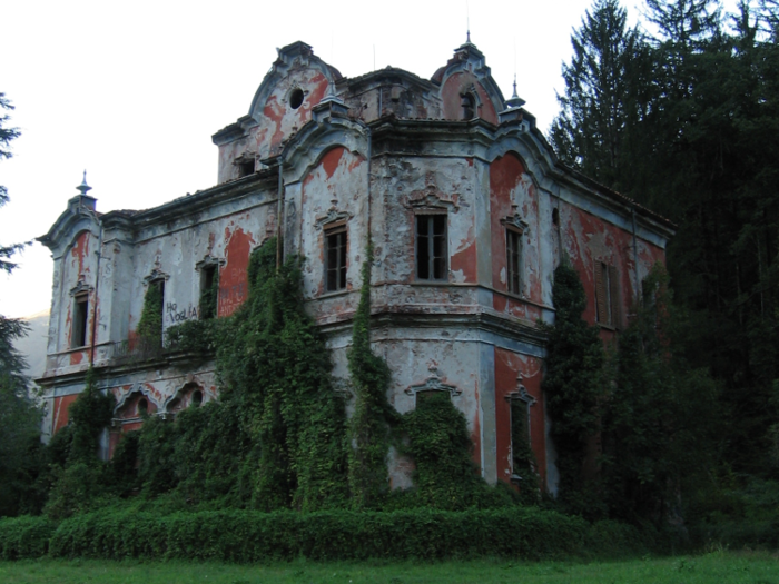 The Villa de Vecchi, known as the "Ghost Mansion" of Italy, was built between 1854 and 1857, meant to be the summer home of a Count named Felix De Vecchi, who was head of the Italian National Guard. The home had all the modern amenities of the time, including indoor heating pipes and a large pressurized fountain.