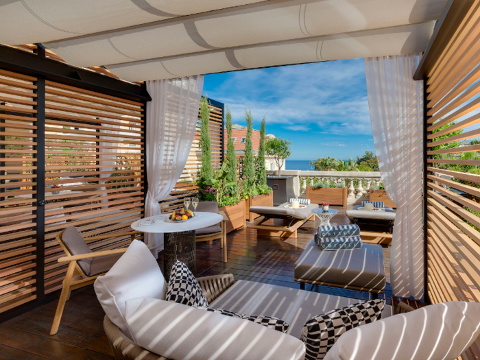 In the pool area, guests can reserve a private cabana with a dedicated butler who serves drinks and snacks throughout the day. For lunch, you can have a private table with a menu created by the world-famous late chef Joël Robuchon.