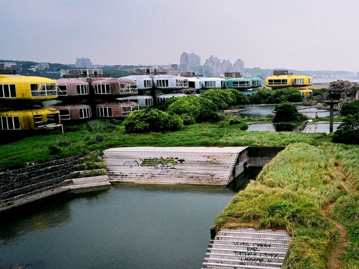 The futuristic yet bizarre-looking San-Zhi Pod City in Taiwan was conceived in the 1970s to be a high-end futuristic beach resort for the wealthy.