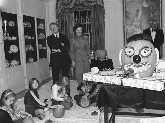 On October 19, 1977, Amy, the daughter of President Jimmy Carter and First Lady Rosalynn Carter, and friends carved pumpkins during Amy’s 10th birthday party at the White House.