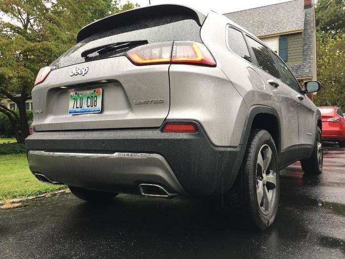 In the back, the 2019 Cherokee receives new taillights, a new lightweight rear hatch, and bumper.