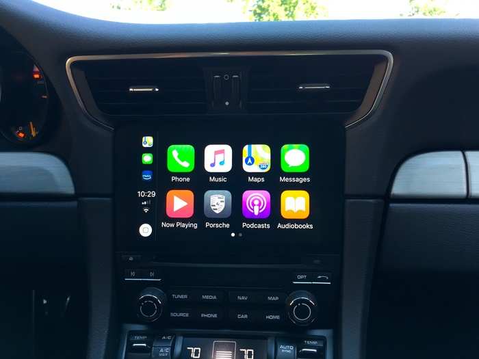 The system offers Apple CarPlay integration.