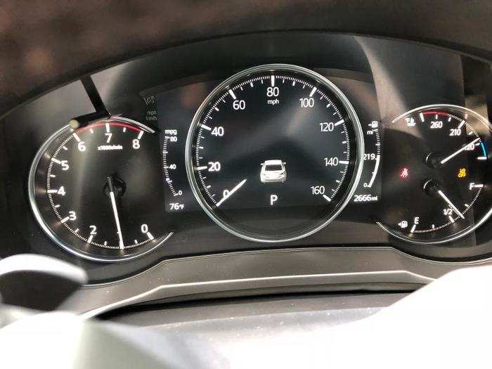 The instrument cluster was easy to use at a glance — clean and informative, though it did repeat the level of the gas tank both analog and digitally. I