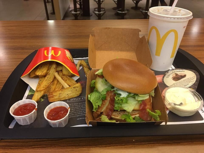 One was the Jureskog Texas, a limited-edition barbecue burger consisting of two beef patties, pickled red onion, smoked gouda cheese, crispy bacon, salad, mayo, and barbecue sauce.