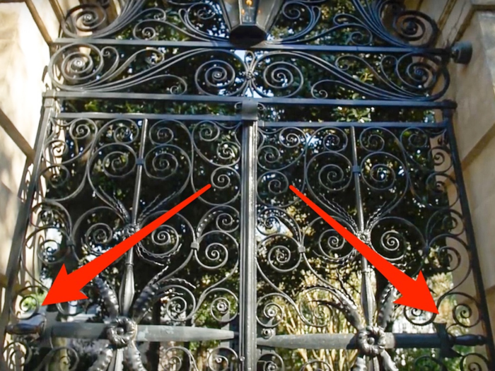 When the gate is shut, the swords appear to be pointing toward each other.