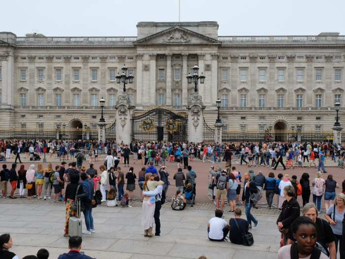 With 10 million more visitors than residents, the popular tourist destinations like Trafalgar Square, Piccadilly or Oxford Circus, and Buckingham Palace will have the biggest crowds.