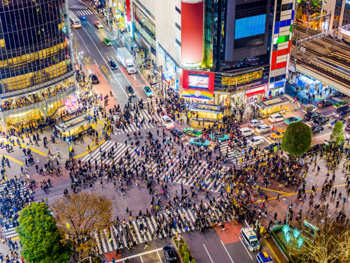 At a single time, up to 1,000 people can be seen crossing the street at Shibuya Station.