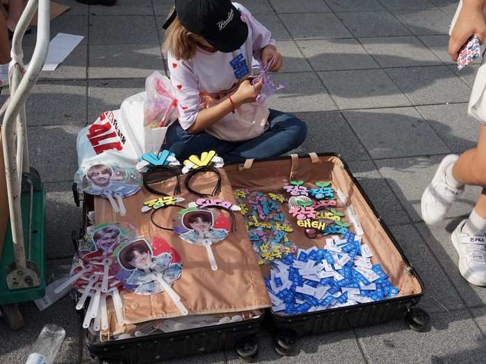 Other vendors were busy making homemade merchandise on the spot. Something a little more unique, I guess. Badges, fans, hairbands...