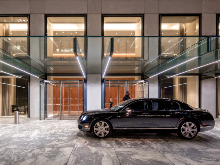 432 Park Avenue features a full-time concierge, 24-hour doorman, valet parking, and a private, covered entryway where vehicles can discreetly drop off residents and guests.