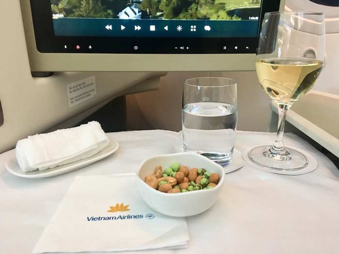 After take-off, my drinks order arrived along with a refresher cloth towel and a small but tasty bowl of cashews and wasabi peanuts to kick off the three-course lunch meal.