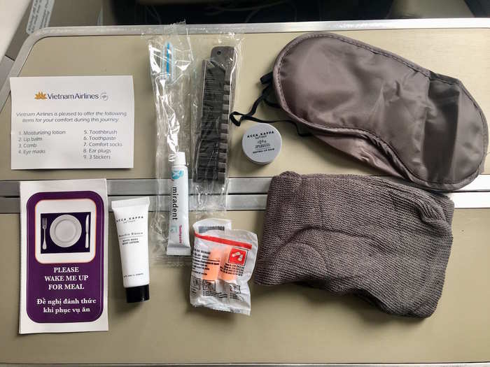 The amenity kit contained an eye mask, compression socks, ear plugs, fun-size toothbrush and toothpaste, body lotion and lip balm by Acca Kappa, and thoughtful stickers to alert the attendants to wake you up (or leave you be) during meal services.