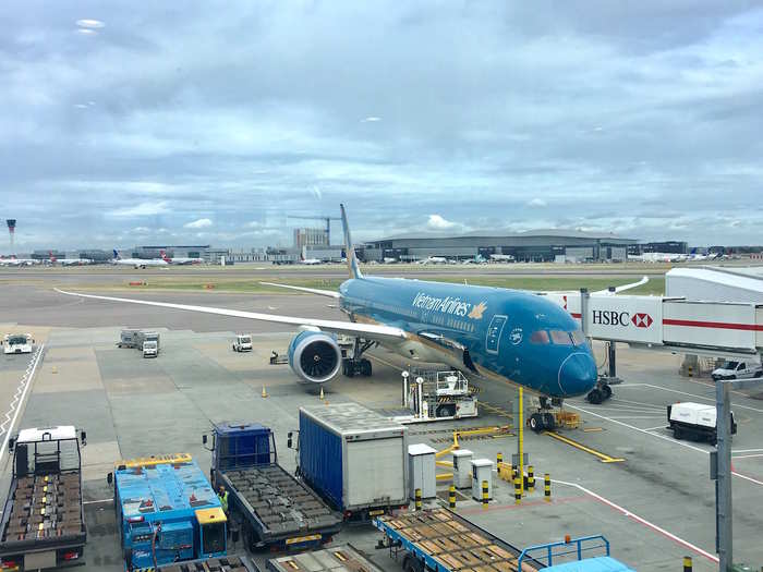 After rushing to the gate from the Skyteam Lounge to ensure I made the flight on time, the boarding process on the Boeing 787-9 Dreamliner ended up being delayed by at least 30 minutes.