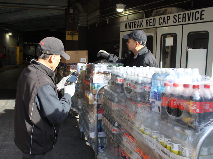 At 10:20, they checked to make sure they had all of their shipments for each customer, working through the lists together in Spanish.